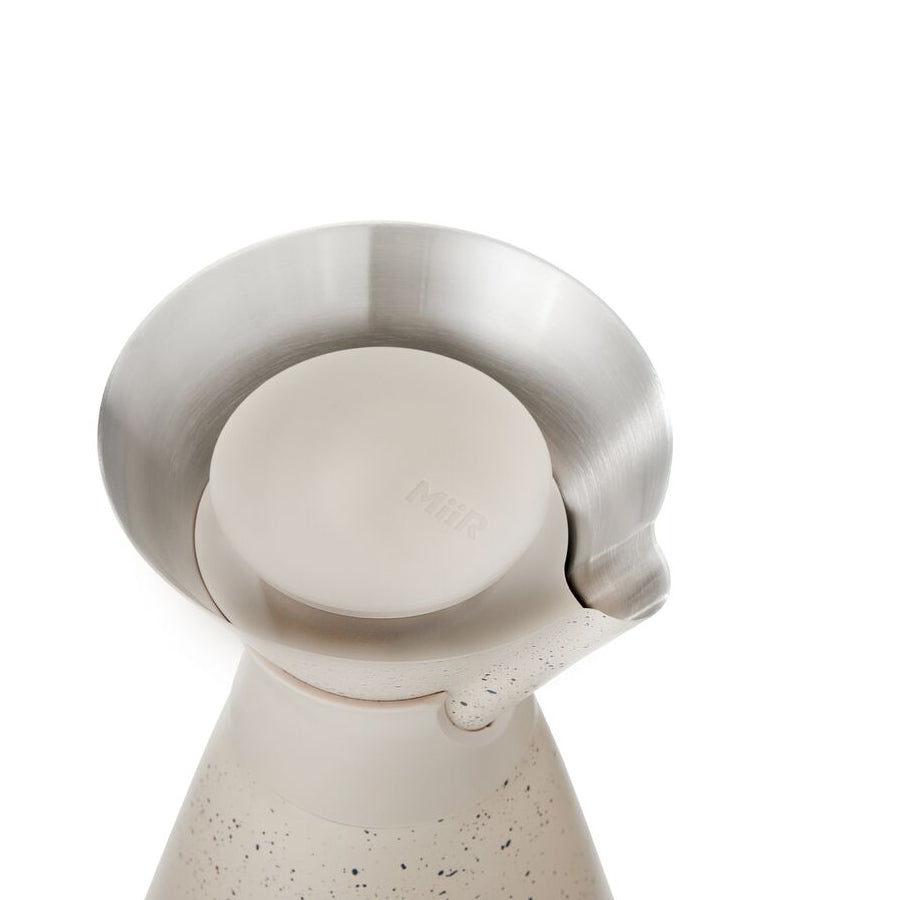 new-standard-carafe-t7 WebPDP-33oz_New_Standard_Carafe_Desert_Tan_Speckle_Studio__CAR1SVOS224_45_Lid_On.jpg