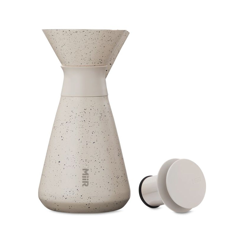 new-standard-carafe-t7 WebPDP-33oz_New_Standard_Carafe_Desert_Tan_Speckle_Studio__CAR1SVOS224_Front_Lid_Staged.jpg